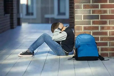 青少年厌学心理问题的原因？如何帮助青少年克服厌学心理？